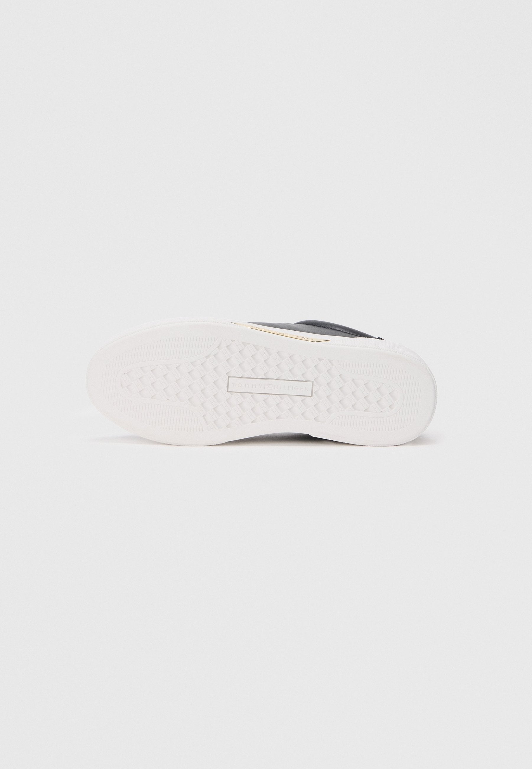 LEATHER LOGO PLAQUE COURT TRAINERS Media 6