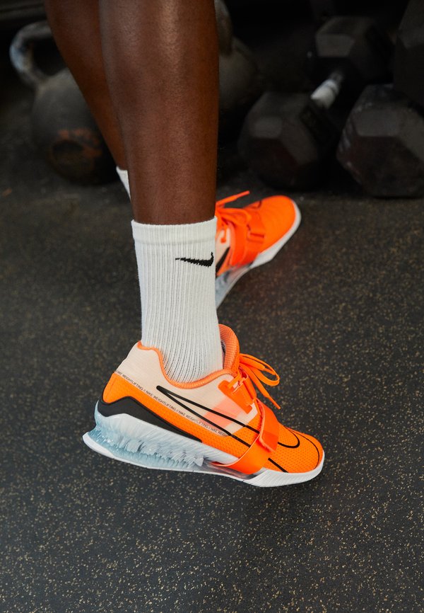 Nike Performance ROMALEOS 4 - Training shoe - orange/black