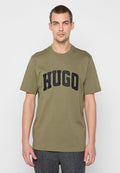 Olivgrünes Baumwoll-T-Shirt mit einem schwarzen, gestickten "HUGO"-Logo auf der Vorderseite. Kurze Ärmel und Rundhalsausschnitt. Reguläre Passform.