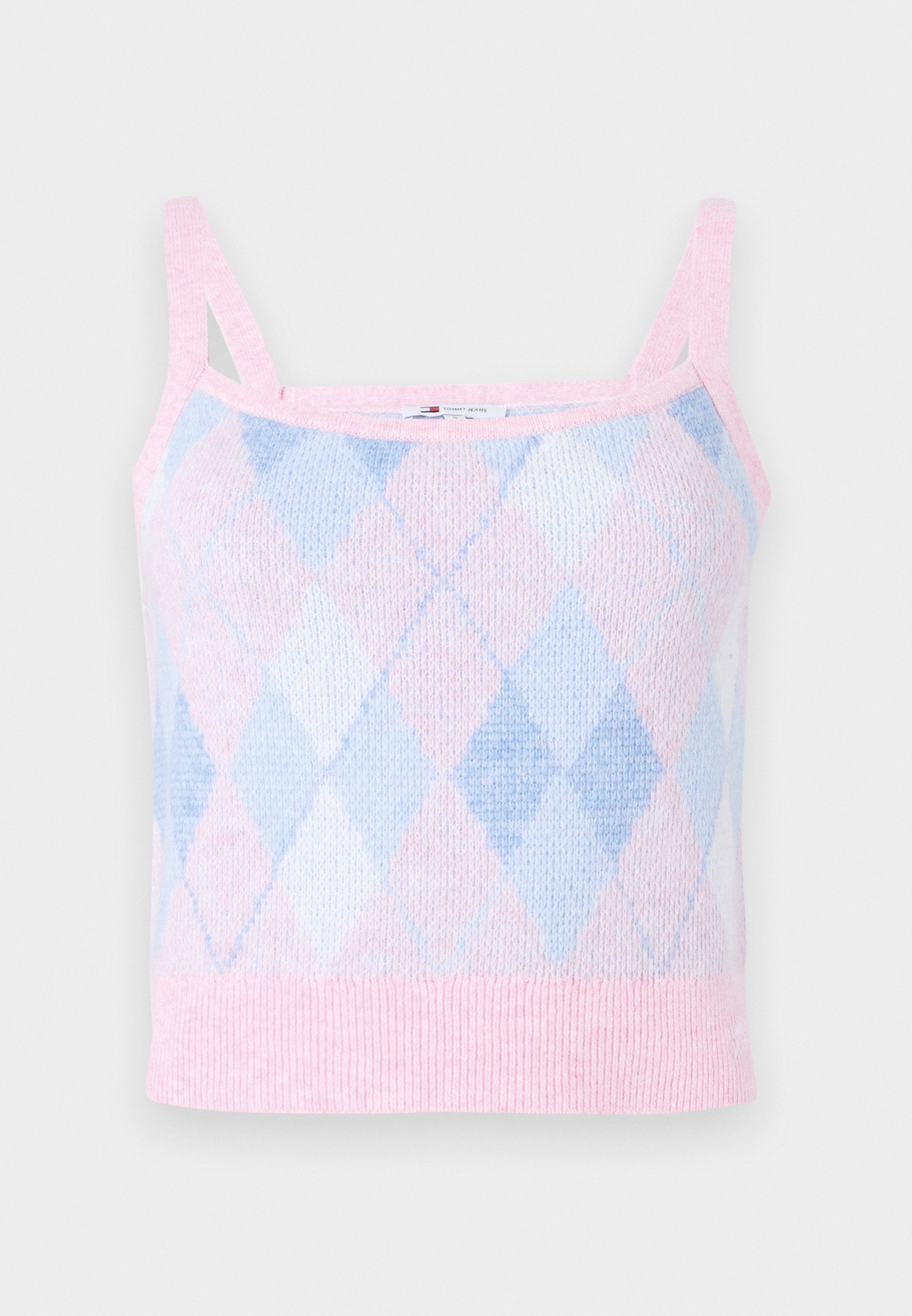Gestricktes Crop-Top mit rosa und hellblauem Rautenmuster, verstellbaren Trägern und einem gerippten Saum. Hergestellt aus weichem, atmungsaktivem Material.