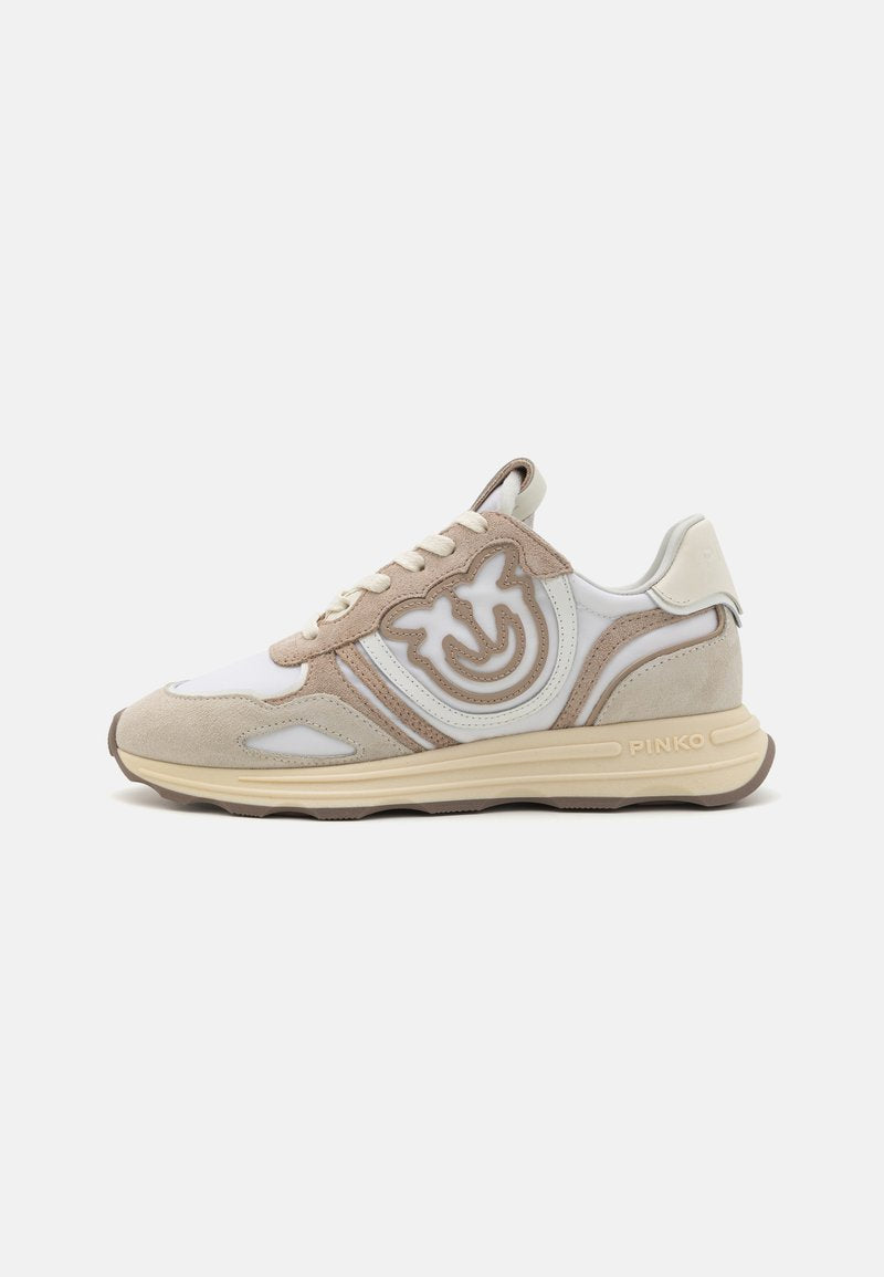 Sportlicher Sneaker mit einem Obermaterial aus weißem und beigem Wildleder, auffälligem Logo-Design, runder Zehenpartie und strukturiertem Gummisole für guten Halt.