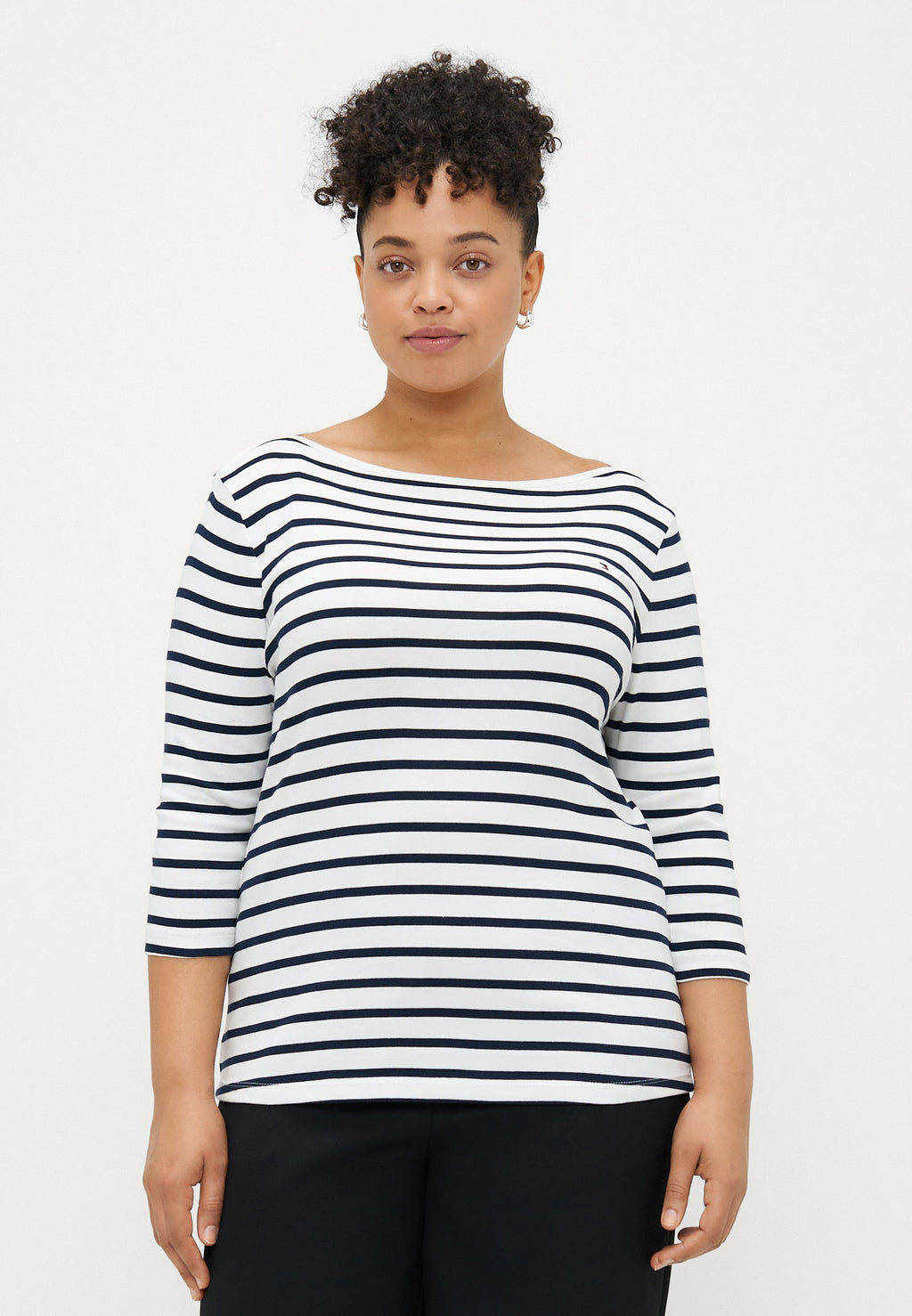 CURVE BOAT NECK THREE-QUARTER SLEEVE T-SHIRT Media 3
