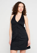 Schwarzes ärmelloses Kleid mit tiefem V-Ausschnitt, fünf vorderen Knöpfen, zwei vorderen Taschen und glatter Textur. Figurbetontes Design mit weit auslaufendem Saum.