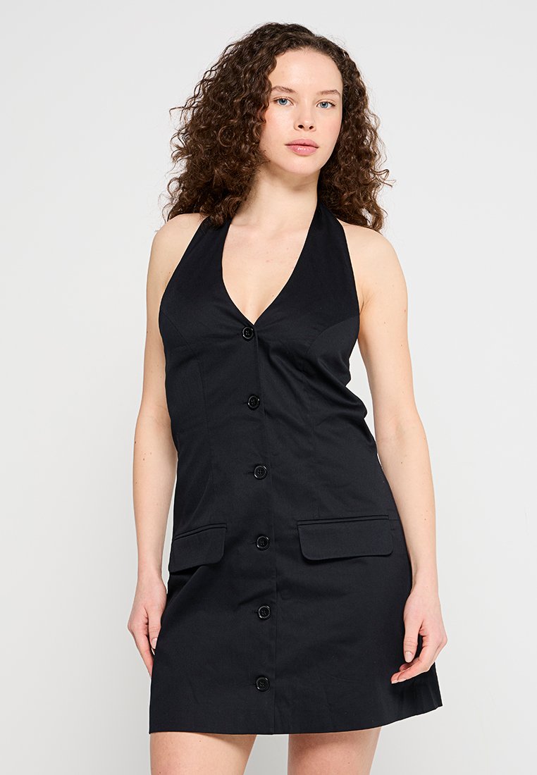 Schwarzes ärmelloses Kleid mit tiefem V-Ausschnitt, fünf vorderen Knöpfen, zwei vorderen Taschen und glatter Textur. Figurbetontes Design mit weit auslaufendem Saum.