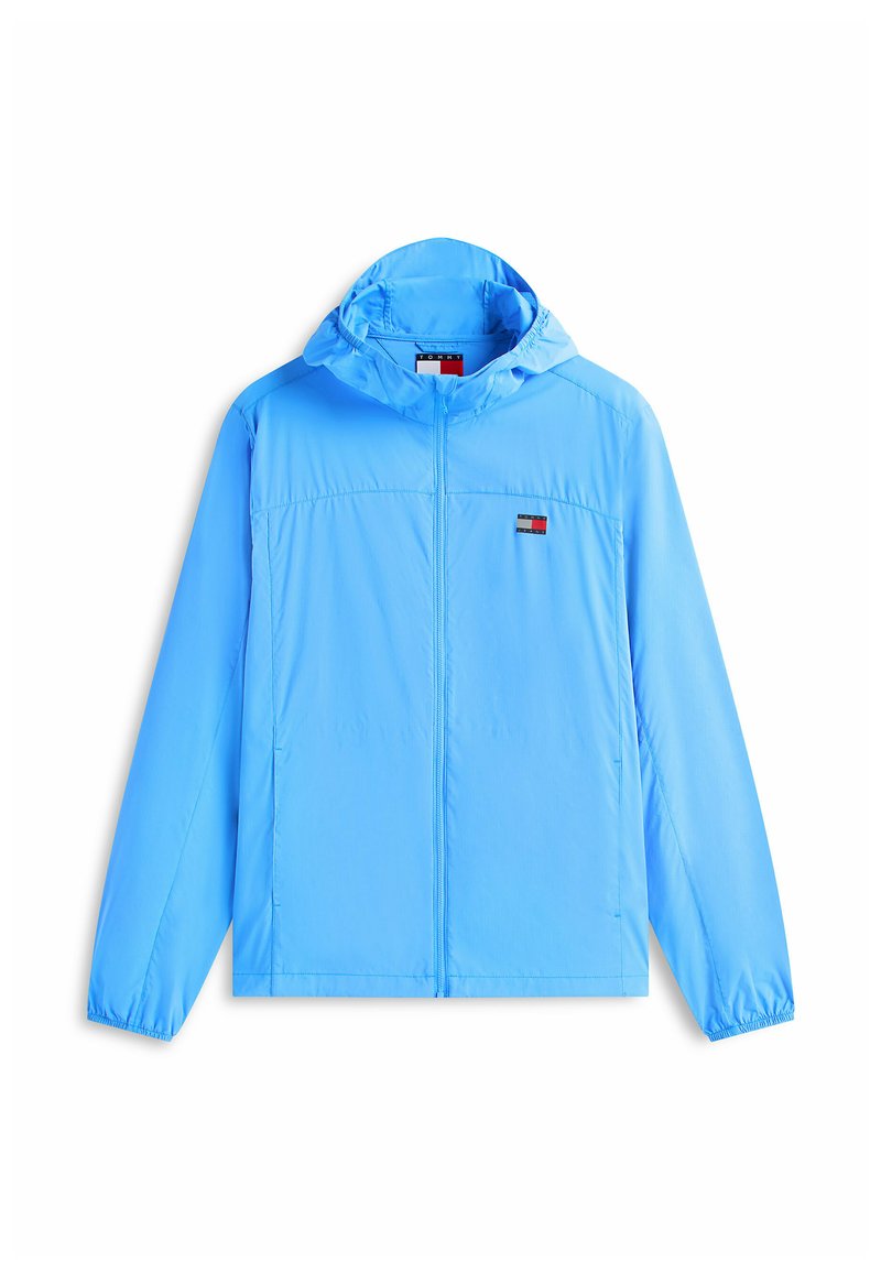 Hellblauer Windbreaker mit Kapuze, Frontreißverschluss und kleinem rechteckigem Logo in Rot, Weiß und Blau auf der linken Brust.
