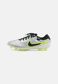 Nike Tiempo Fußballschuhe mit einem silbernen synthetischen Obermaterial, schwarzen Akzenten, einem neongrünen Logo und leuchtend grünen Stollen auf einer weißen Sohle.