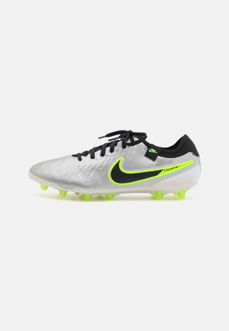 Nike Tiempo Fußballschuhe mit einem silbernen synthetischen Obermaterial, schwarzen Akzenten, einem neongrünen Logo und leuchtend grünen Stollen auf einer weißen Sohle.
