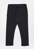 Schwarze gerippte Hose aus weichem Material, mit elastischem Bund, zwei frontalen Taschen und einem kleinen Logodetail am linken Oberschenkel.