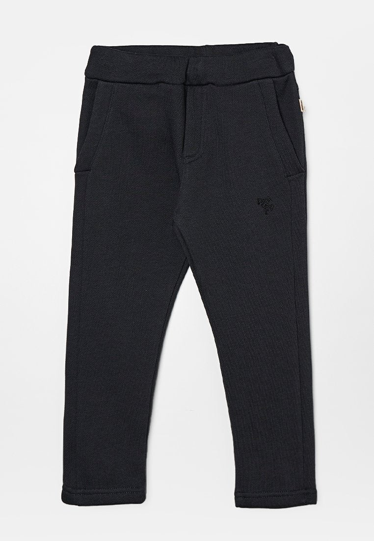Schwarze gerippte Hose aus weichem Material, mit elastischem Bund, zwei frontalen Taschen und einem kleinen Logodetail am linken Oberschenkel.
