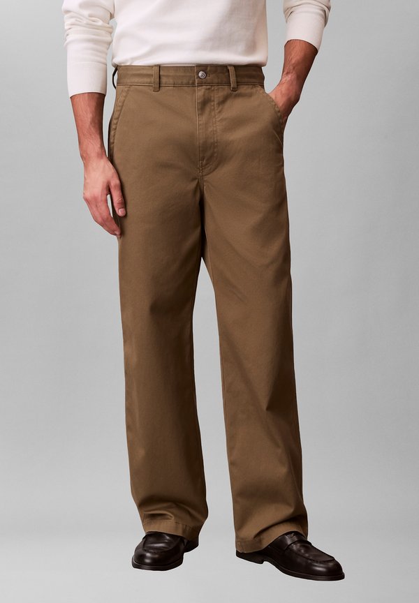 Calvin Klein Jeans 90S BAGGY CHINO - Trousers - capers