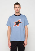 Hellblaues Baumwoll-T-Shirt mit einem schwarzen Stern in der Mitte, umgeben von einer roten und orangefarbenen Umrandung, und einem dunklen Kragen. Schlichtes Design mit kurzen Ärmeln.