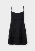 Schwarzes ärmelloses Kleid mit dünnen Trägern, vertikalen Falten an den oberen und vorderen Teilen und horizontalen Spitzenbändern nahe dem Saum.