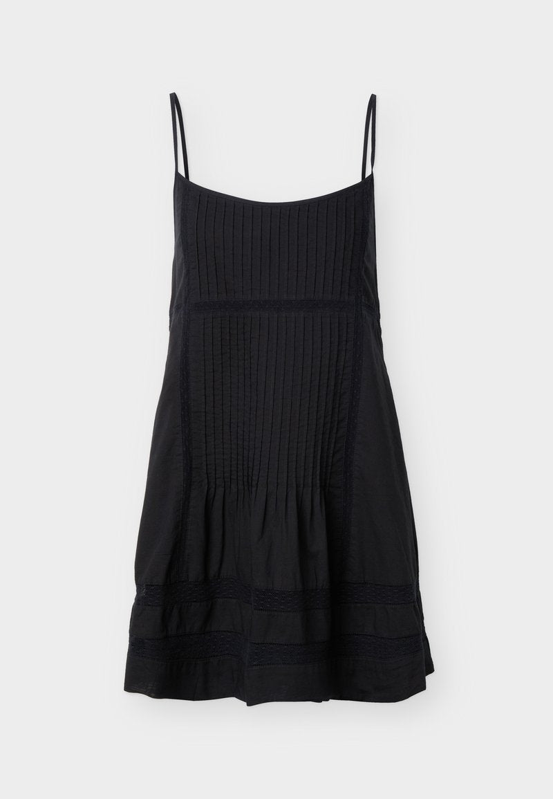 Schwarzes ärmelloses Kleid mit dünnen Trägern, vertikalen Falten an den oberen und vorderen Teilen und horizontalen Spitzenbändern nahe dem Saum.