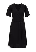 Schwarzes Wickelkleid mit kurzen Puffärmeln, tiefem V-Ausschnitt, Bindegürtel in der Taille und fließender Silhouette, aus strukturiertem Stoff gefertigt.
