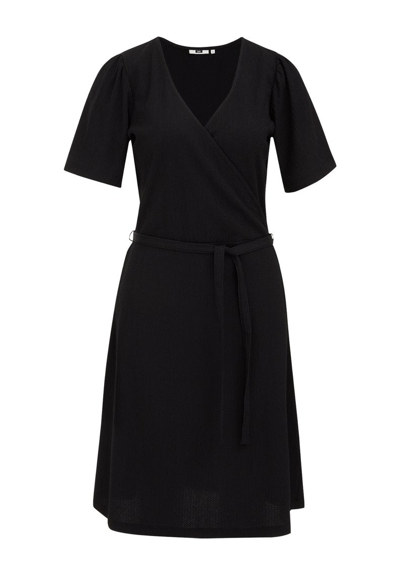 Schwarzes Wickelkleid mit kurzen Puffärmeln, tiefem V-Ausschnitt, Bindegürtel in der Taille und fließender Silhouette, aus strukturiertem Stoff gefertigt.