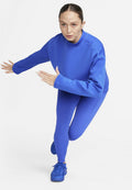 Sportliches Outfit in lebhaftem Blau; besteht aus einem lässig geschnittenen Sweatshirt und figurbetonten Leggings. Strukturierte Turnschuhe runden den Look ab.