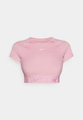 Kurzes pinkes Cropped T-Shirt mit kurzen Ärmeln, geripptem Saum und einem weißen Nike-Logo auf der Brust. Glattes Material mit taillierter Passform.