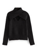 Schwarzer Pullover mit einem überkreuzten Rippkragen, V-Ausschnitt und strukturiertem Körper. Mit langen Ärmeln und einem gerippten Saum.