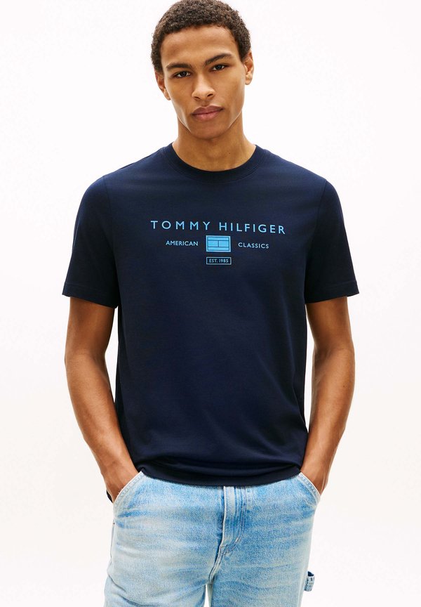 Tommy Hilfiger BRAND LOVE MONO STACK TEE - Print T-shirt - desert sky