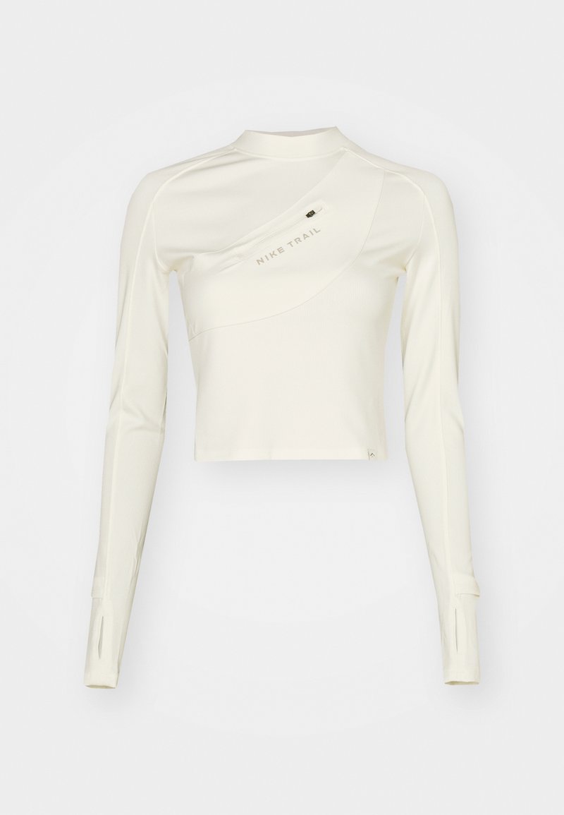 Weißes langärmeliges, kurzes Sportshirt mit einem Stehkragen, das über eine diagonale Naht und eine Marken-Tasche verfügt. Glatte Textur und enganliegendes Design.