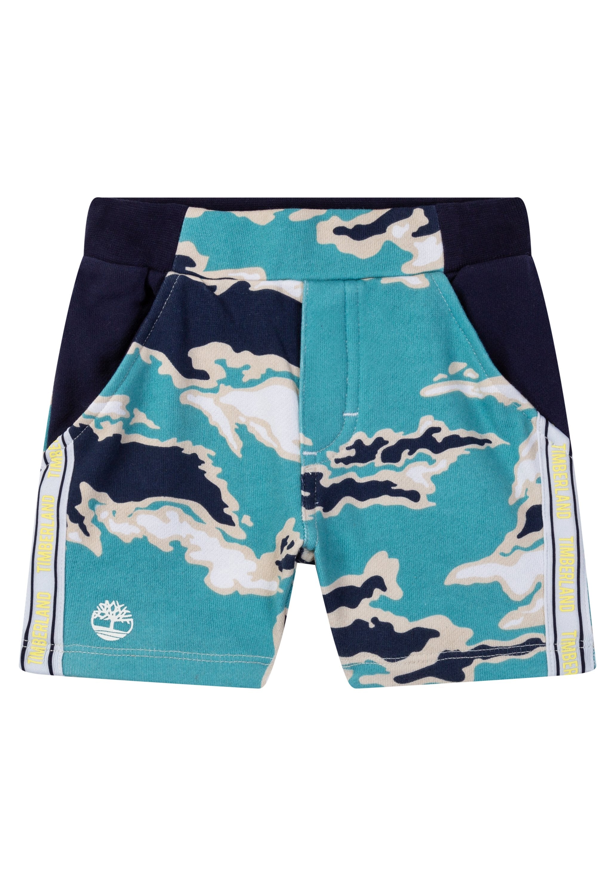 Shorts im türkisfarbenen Camouflage-Muster mit marineblauem Bund und seitlichen Taschen. Mit einem Logo in weißer und gelber Streifenverzierung. Baumwollmischgewebe.