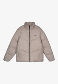Beige Puffer-Jacke, gestepptes Design, hoher Kragen, Frontreißverschluss, zwei Seitentaschen, mit schwarzem "PGDR"-Logo auf der Brust. Weiche Textur.