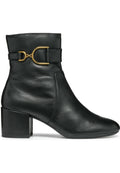 Schwarze Lederknöchelstiefel mit runder Spitze, Blockabsatz und einem dekorativen goldenen Schnallenriemen um den Knöchel.
