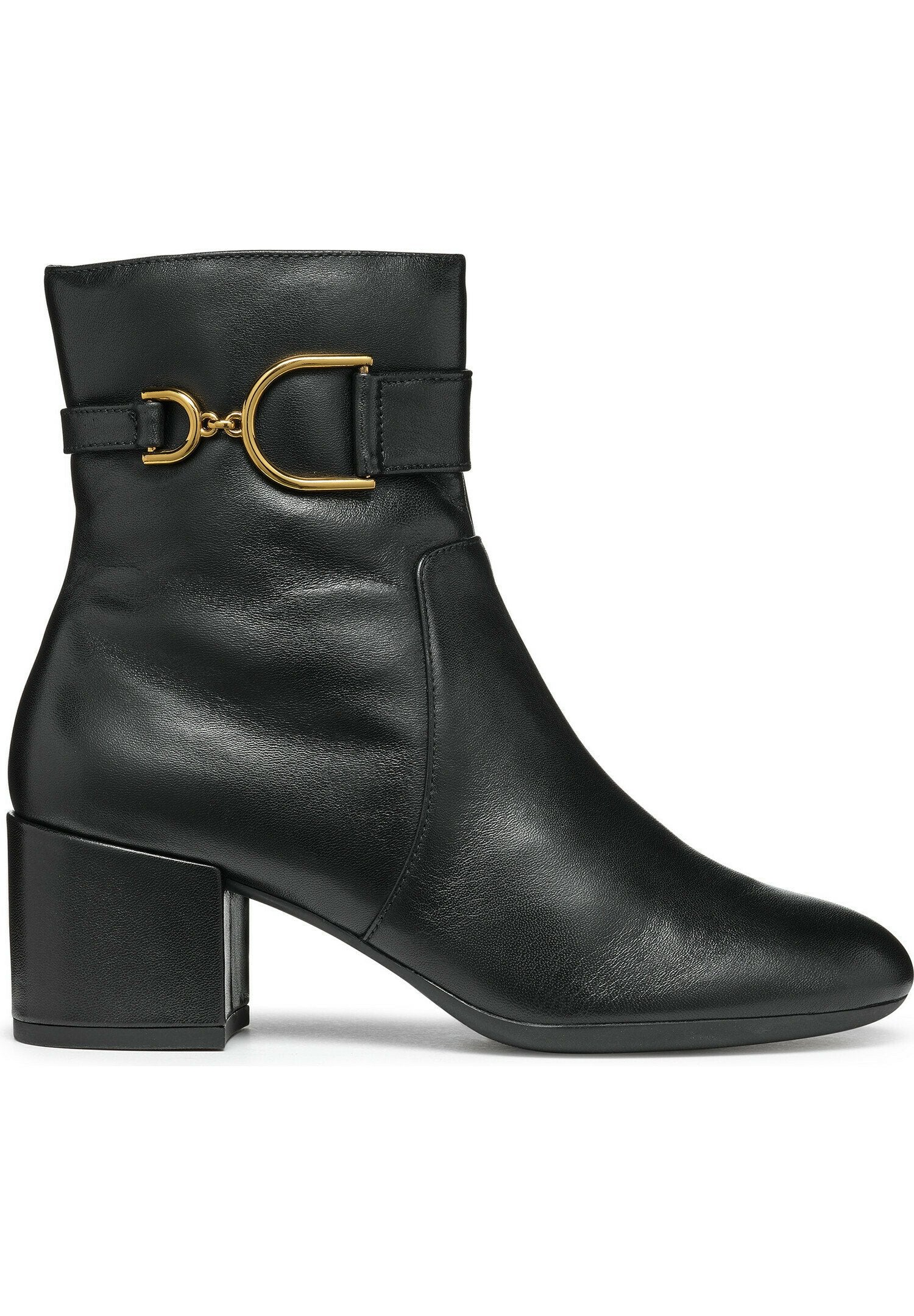Schwarze Lederknöchelstiefel mit runder Spitze, Blockabsatz und einem dekorativen goldenen Schnallenriemen um den Knöchel.