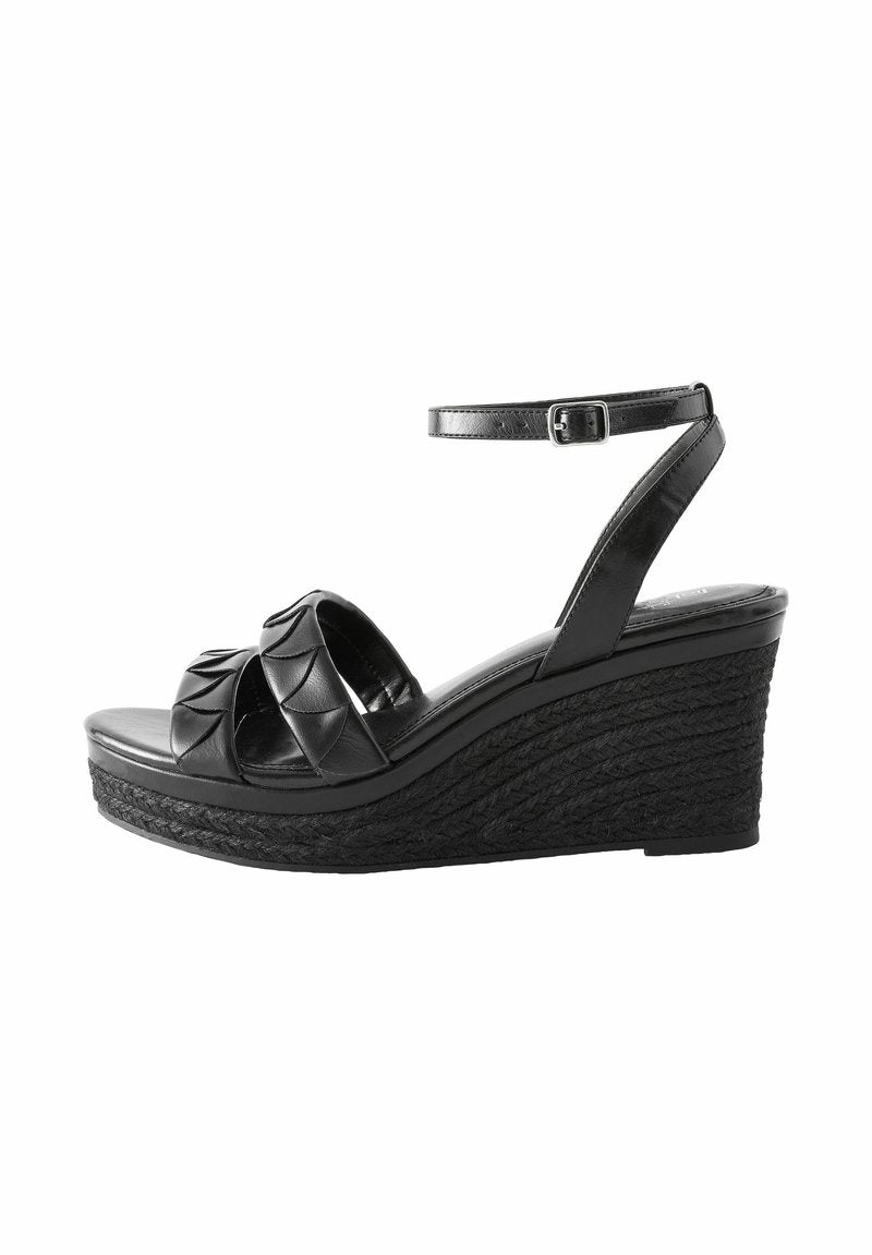 Schwarze Wedgesandalen mit einer geflochtenen Jute-Plattform, ausgestattet mit überkreuzten strukturierten Riemen und einem verstellbaren Knöchelriemen. Flacher Absatz.