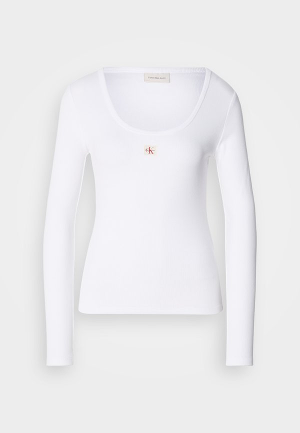 Calvin Klein Jeans LS WOVEN LABEL 2X2 RIB SCOOP NEC - Long sleeved top - brilliant white