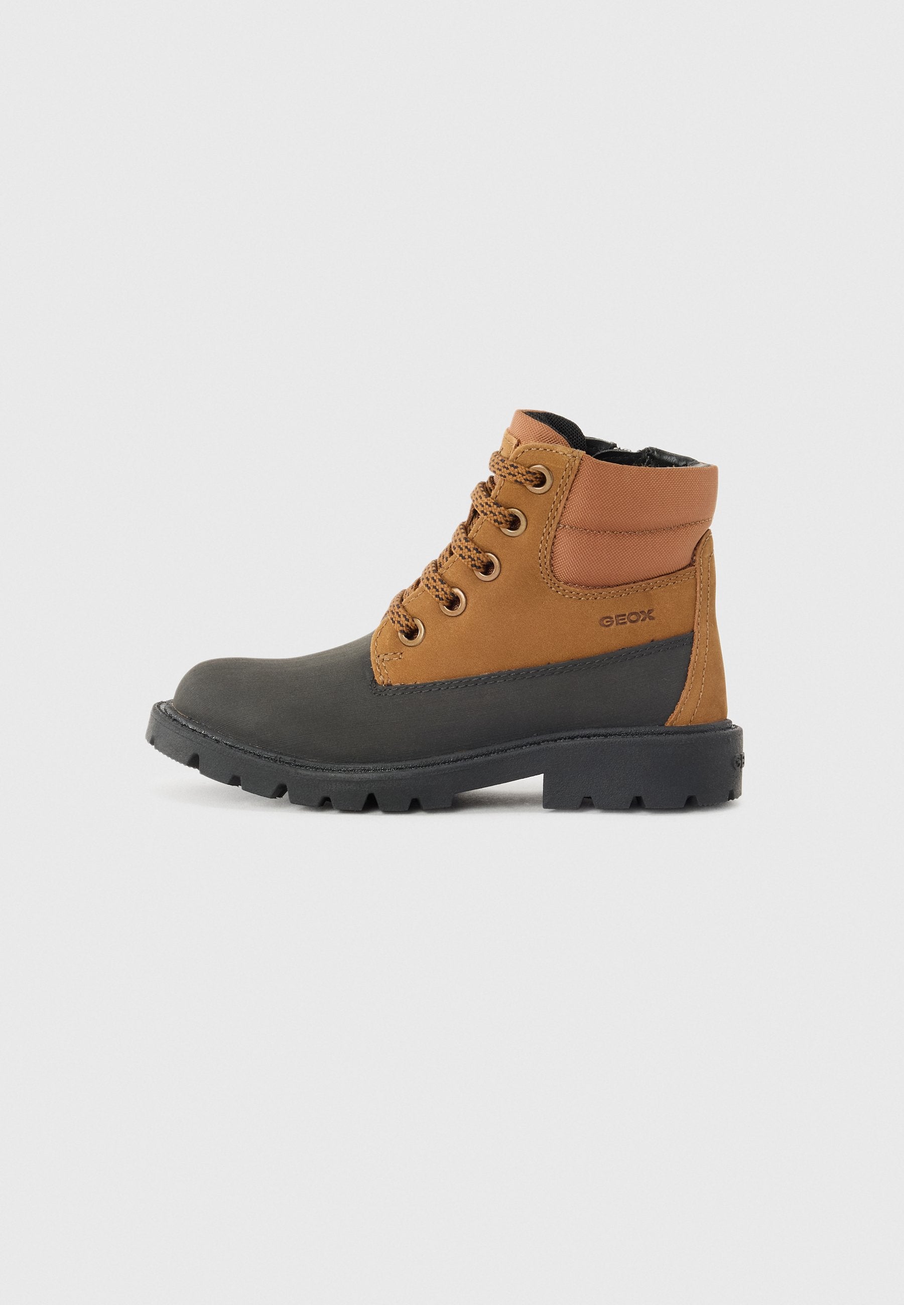 Braune und schwarze Wanderschuhe mit einem Obermaterial aus Wildleder und Synthetik, runder Zehenform, Schnürdesign, gepolstertem Schaft und Gummisohle mit Profil.