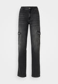 Hochgeschnittene, gerade Cargo-Jeans aus verblasstem schwarzem Denim. Mit Seitentaschen, einem Knopfverschluss und doppelt gesteppten Nähten.