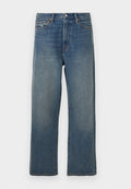 Blaue gerade geschnittene Denim-Jeans mit leichter Verwaschung, Fünf-Taschen-Design, Gürtelschlaufen und Vorderknopfverschluss.