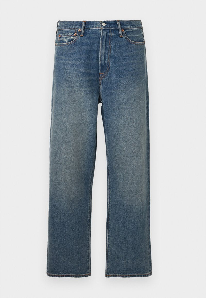 Blaue gerade geschnittene Denim-Jeans mit leichter Verwaschung, Fünf-Taschen-Design, Gürtelschlaufen und Vorderknopfverschluss.