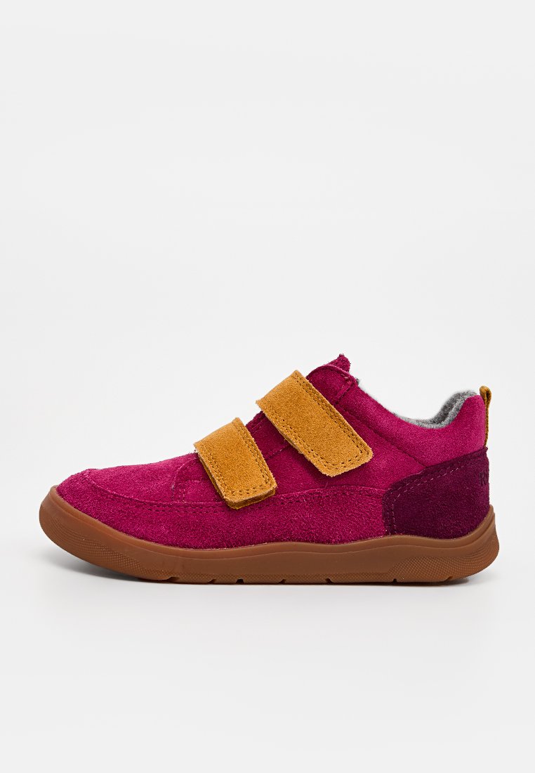 Fuchsiefarbener Wildlederschuh mit zwei gelben Klettverschlüssen, grauem Fleecefutter und brauner Gummisohle. Abgerundete Zehenpartie und erhöhter Absatz.