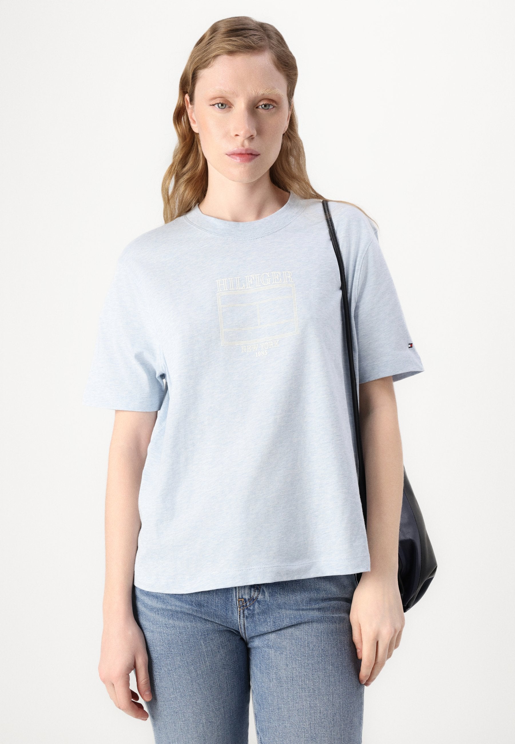 OUTLINE FLAG TEE Media 5