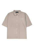Kurzärmliges, kragenloses Hemd in Beige mit weißen senkrechten Streifen. Verfügt über Knöpfe vorne und ein kleines weißes Logo auf der Brust.