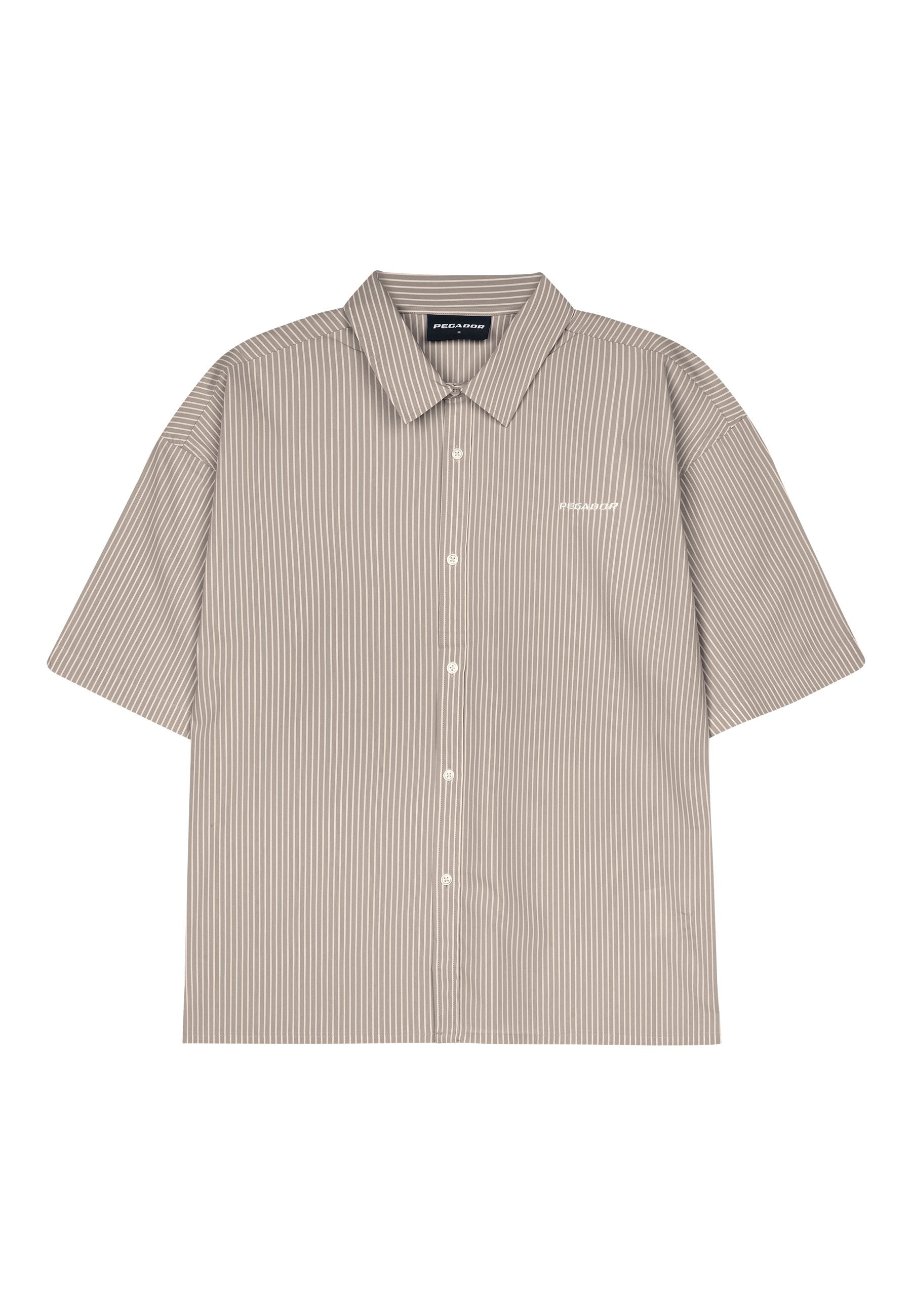 Kurzärmliges, kragenloses Hemd in Beige mit weißen senkrechten Streifen. Verfügt über Knöpfe vorne und ein kleines weißes Logo auf der Brust.