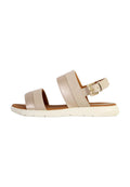 Beige Leder Sandale mit zwei breiten Riemen und Schnalle am Knöchel. Sie verfügt über eine gepolsterte Innensohle und eine weiße Gummisohle mit strukturiertem Grip.