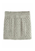 Grauer gestrickter Crop-Pullover mit Kabelstricktextur, ausgestattet mit einem gerippten Saum und einem weichen, warmen Material. Verstellbares und enges Design.