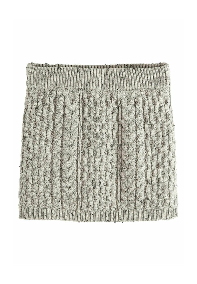 Grauer gestrickter Crop-Pullover mit Kabelstricktextur, ausgestattet mit einem gerippten Saum und einem weichen, warmen Material. Verstellbares und enges Design.
