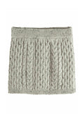 Grauer gestrickter Crop-Pullover mit Kabelstricktextur, ausgestattet mit einem gerippten Saum und einem weichen, warmen Material. Verstellbares und enges Design.