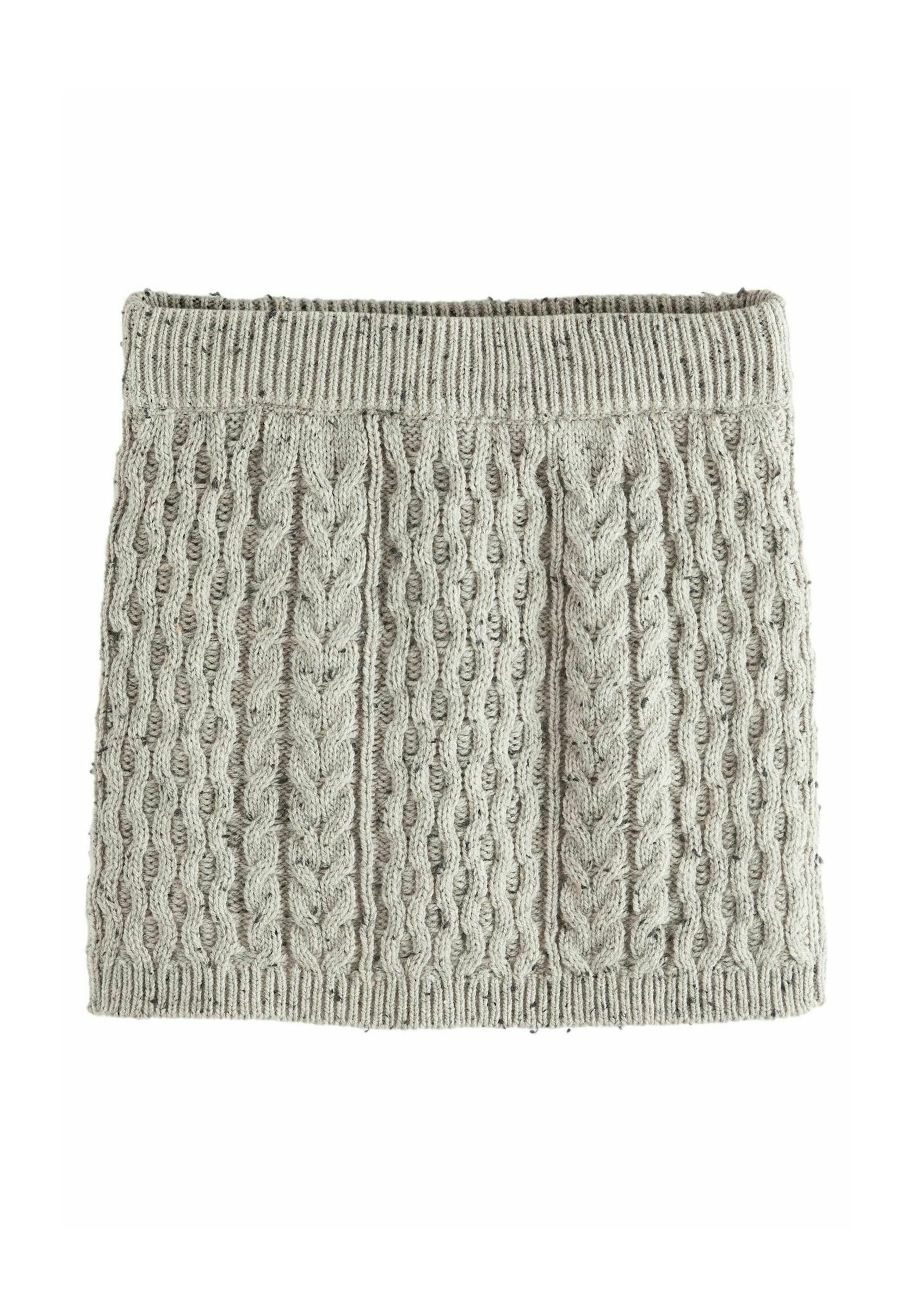 Grauer gestrickter Crop-Pullover mit Kabelstricktextur, ausgestattet mit einem gerippten Saum und einem weichen, warmen Material. Verstellbares und enges Design.
