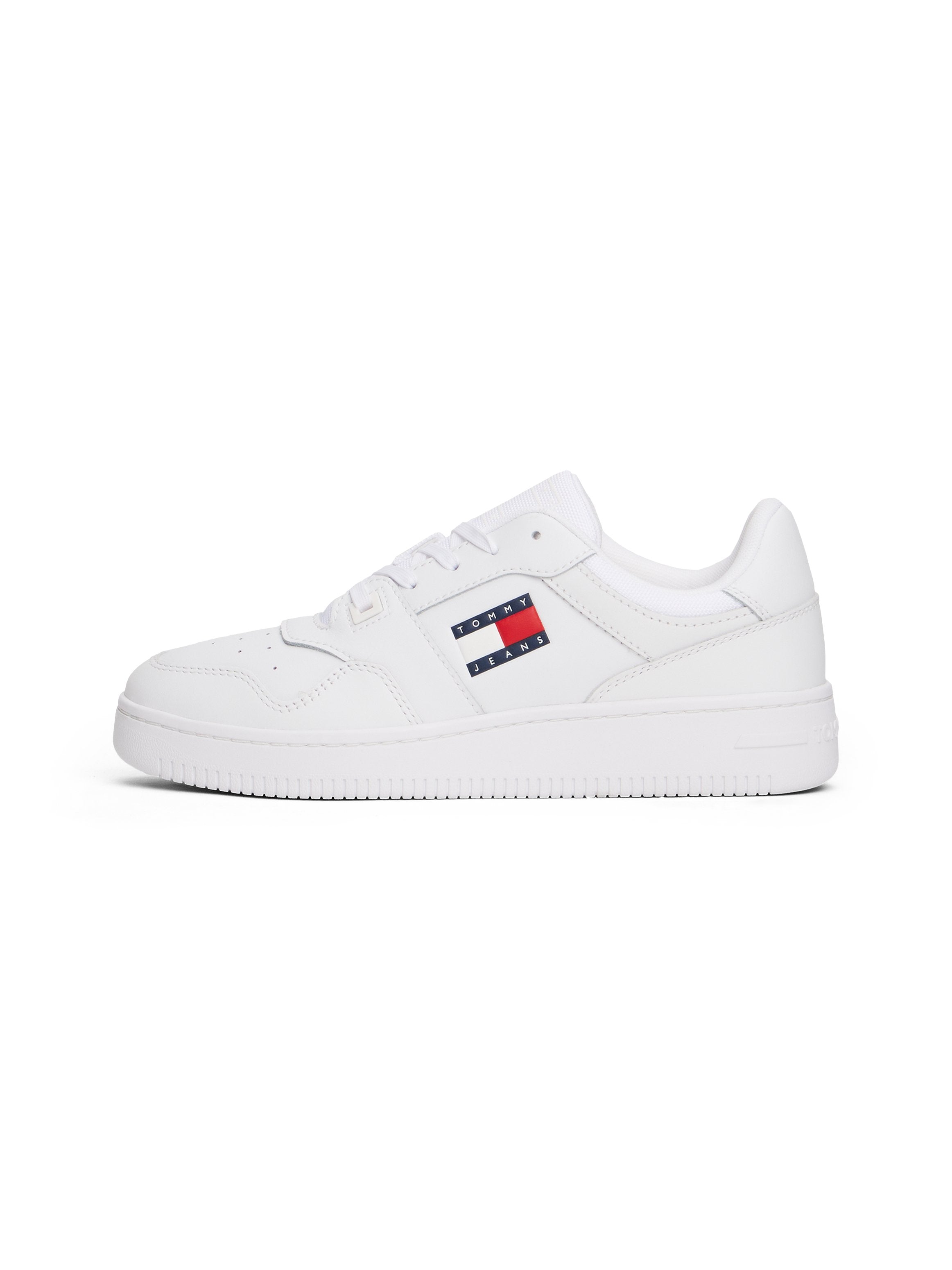 Weiße Sneaker aus glattem Leder mit einem Seitenlogo in Rot, Weiß und Marineblau Streifen sowie einer strukturierten Gummisohle.