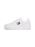 Weiße Sneaker aus glattem Leder mit einem Seitenlogo in Rot, Weiß und Marineblau Streifen sowie einer strukturierten Gummisohle.