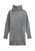 Grauer Rollkragenpullover aus weichem Strickmaterial, mit gerippten Bündchen und Saum, lockerer Passform und hohem Kragen.