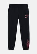 Schwarze Jogginghose mit geripptem Bund, seitlichen Taschen, pinkem Nike-Logo und Flammengrafik-Akzent am linken Bein. Hergestellt aus weichem Stoff.