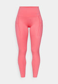 Hochtaillierte rosa Leggings mit glatter Textur, ausgestattet mit zwei seitlichen Taschen und einem kleinen Logoakzent in der Nähe des Taillenbunds.