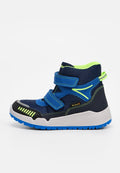Blaue Kleinkind-Hochschuh-Sneaker mit grünen Akzenten, Klettverschlussriemen, strukturiertem Stoff und einer Gummisohle, die ein blaues und schwarzes Profilmuster aufweist.