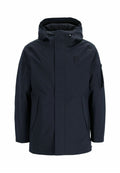 Marineblaue waterproof Jacke mit Kapuze, Reißverschluss vorne, zwei Seitentaschen und einer Ärmeltasche. Glatte Textur und minimalistisches Design.